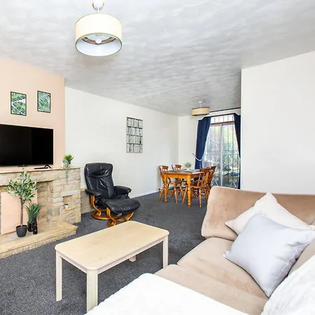 Well Located 3 Bedroom House With Private Parking Holiday home *