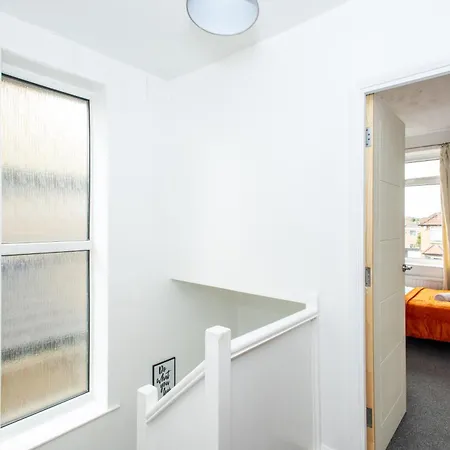 Well Located 3 Bedroom House With Private Parking Holiday home Leeds (West Yorkshire)