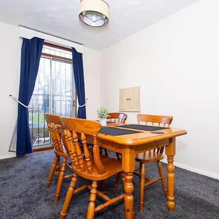 Well Located 3 Bedroom House With Private Parking Holiday home *