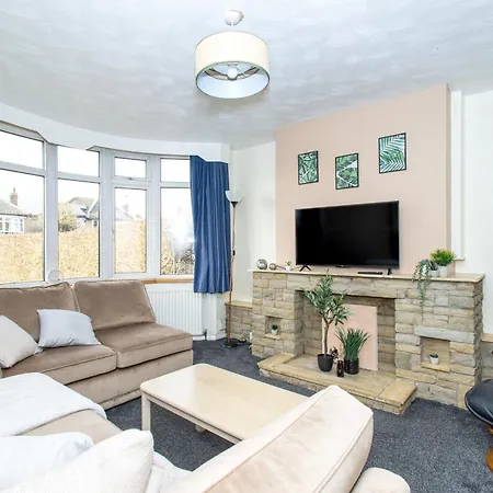 Well Located 3 Bedroom House With Private Parking Holiday home Leeds (West Yorkshire)