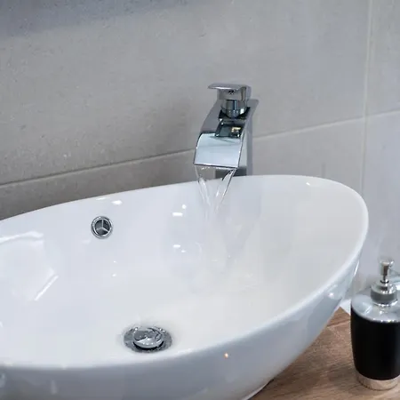 Well Located 3 Bedroom House With Private Parking *