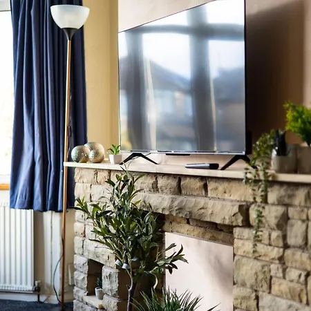 Well Located 3 Bedroom House With Private Parking * Leeds (West Yorkshire)