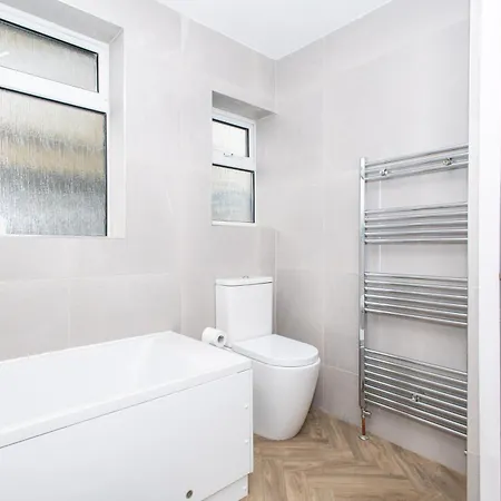 Well Located 3 Bedroom House With Private Parking