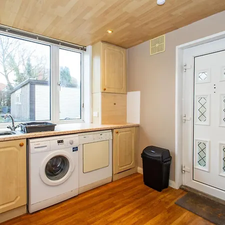 Well Located 3 Bedroom House With Private Parking Holiday home