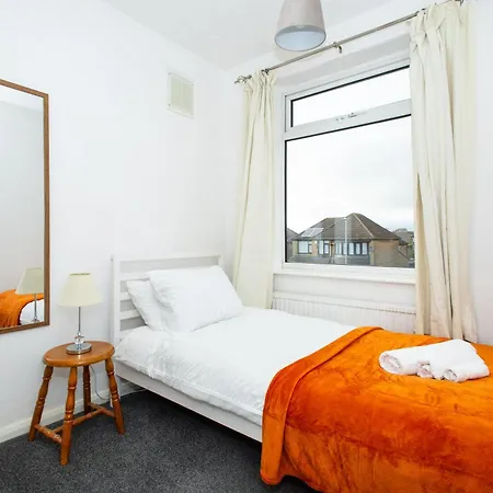 Holiday home Well Located 3 Bedroom House With Private Parking