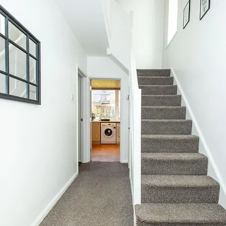 Holiday home Well Located 3 Bedroom House With Private Parking Leeds (West Yorkshire)