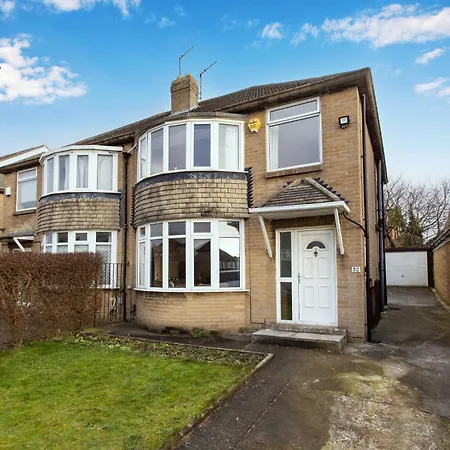 Well Located 3 Bedroom House With Private Parking