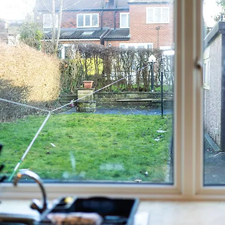 Well Located 3 Bedroom House With Private Parking Holiday home *